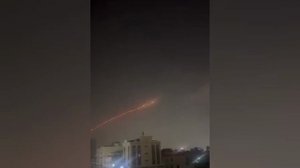 ⚔️ Американские орудия C-RAM освещают небо над Эрбилем

В интернете распространяются кадры, на котор