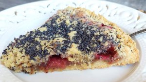 Песочный открытый насыпной пирог с начинкой из фейхоа и клубникой с маковой посыпкой.