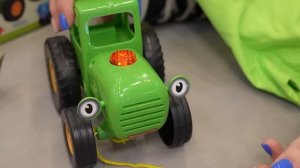 Алиса Шоу - Распаковка Синий Трактор в парке развлечений Joki Joya(1080P_60FPS)