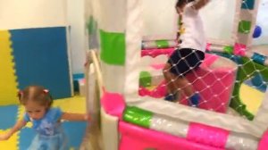 Настя путешествует в волшебной игровой палатке [get.gt]