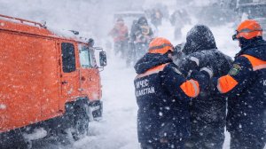 Метели заблокировали трассы в Казахстане. Спасатели МЧС вызволили из снежного заноса десятки человек