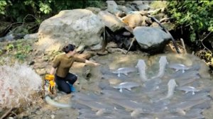 Девушка использует водяную помпу для рыбалки. Рыбалка с Анной.