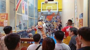 Боракай, Ди-Молл. Отдыхающие кидают мяч в баскетбольное кольцо.