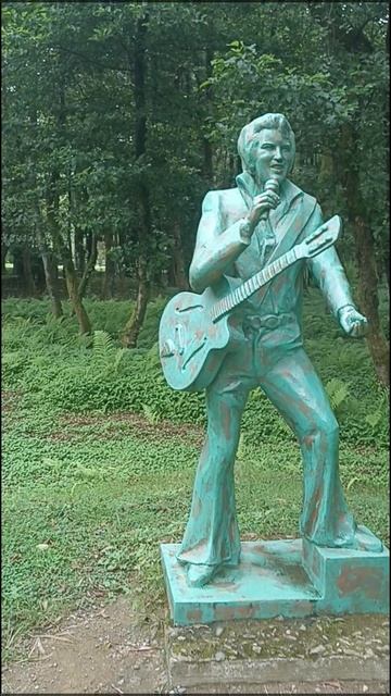 Скульптура Элвиса Пресли в Парке Музыкантов в Шекветили (Грузия) 16.07.2025