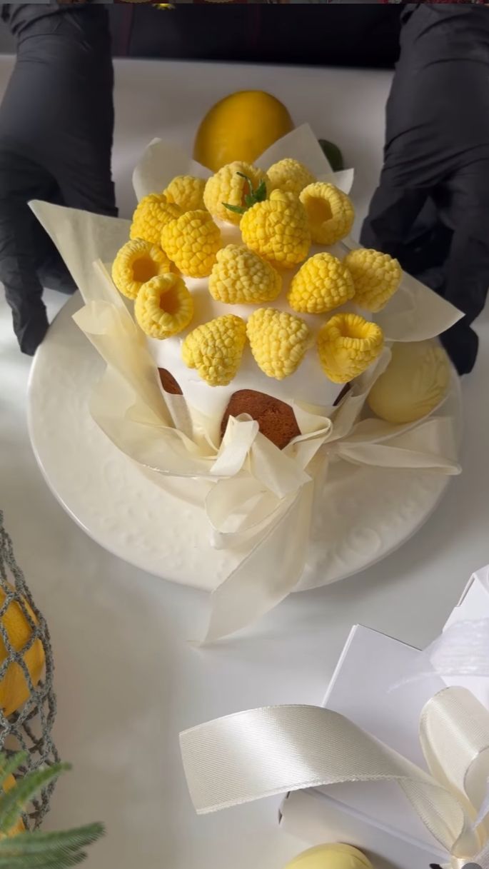 Декор кулича шоколадными малинками.