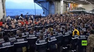 ماكرون يتفقد الجيش الفرنسي على متن حاملة الطائرات شارل ديغول قبالة سواحل جزيرة كريت