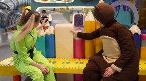 Маленькая Вера и Медведь - Медведь играет в игровом центре Фиксипарк(1080P_60FPS)