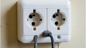 Розетка из стены постоянно выпадает.