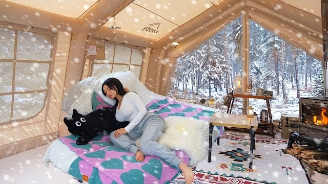 Уютный кемпинг зимой в большой двухкомнатной надувной палатке. Бушкрафт