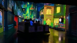 Настя и Эвелин играют в прятки в парке развлечений