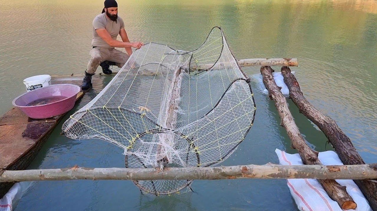 РЫБАЛКА С ГИГАНТСКОЙ ВЕРТЕЛНОЙ ЛОВУШКИ  / ПОЙМАЛ МНОГО РЫБЫ