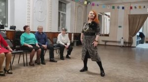 20251221 Танец дамы в сером платье с рыжими волосами чёрных чулках под гармонь клуб Трансмаш г Орёл