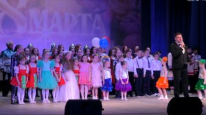 Артисты и полицейские поздравили ольчанок с 8 Марта