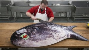 Разделка солнечной рыбы в порту  Япония