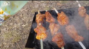 Жарим шашлык.
