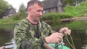 КАКОЙ ТО КОЗ,НЕХОРОШИЙ ЧЕЛОВЕК ПЕРЕКРЫЛ РЕЧКУ СЕТКОЙ!СПАСАЕМ РЕКУ!