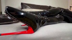 Девушка в кожаных Леггинсах в обуви на высоком каблуке.Мода и Стиль.