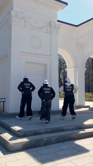 Повторили трендовый ИИ-танец вместе с профессионалами 🔥