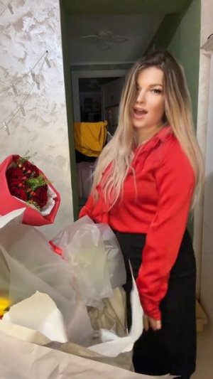 А он смотрит на неё #уралочка #уральскаядевушка