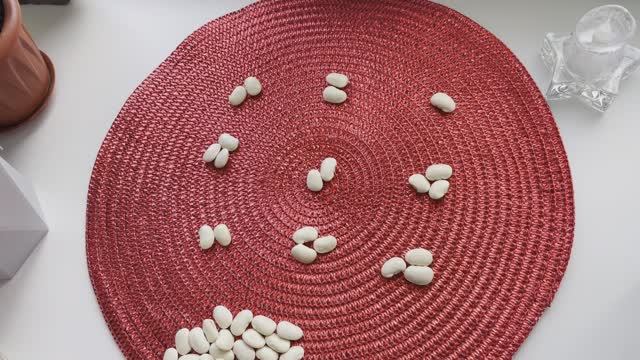 Будет ли он сокращать расстояние между вами? Гадание на бобах. Кумалак ашу