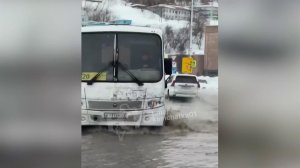 На Камчатке устраняют последствия циклона, который принес снег с дождем и порывистый ветер.