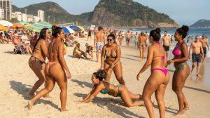 Красивые женщины  и девушки в минибикини. Пляж.Солнце.Океан