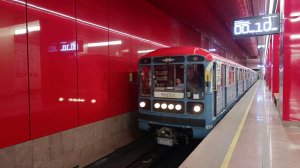 Метро Москвы прибывает очень красивый поезд Москва 81-766 и Номерной 81-717
