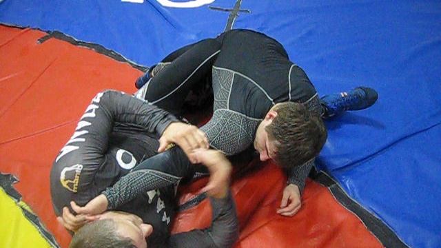 2017 год. Классический рычаг локтя из положения защиты на спине.