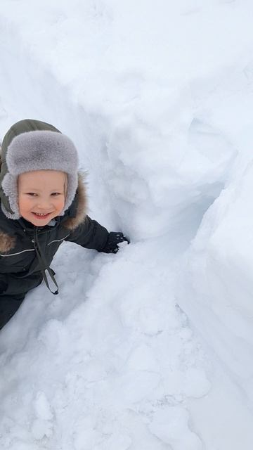 Прогулка с сыном по снежному городу