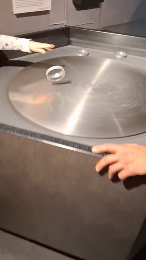 Крутящийся стол❤️🔥Научный эксперимент в Эксперементариуме #физика #математика #химия #наука