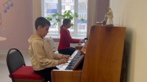 А. Вивальди, отрывок из «Маленькой симфонии».
Казарян Марк и Прохорова Е.М.  Ансамбль.