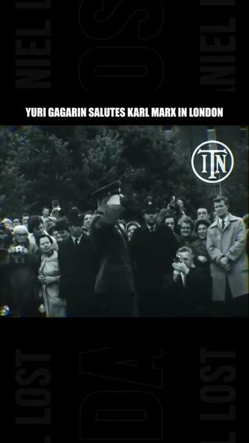 Юрий Алексеевич Гагарин посещает могилу Карла Маркса во время своего визита в Великобританию.