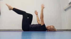 ПИЛАТЕС: ВЫТЯЖЕНИЕ ДВУХ НОГ (2-й уровень сложности)