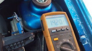 Проверка вольтажа Натрий ионного АКБ после недели езды в сильные морозы!