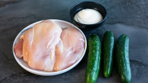 Грудка, огурцы и майонез. Салат ацецили.