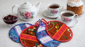 Идея подарка из лоскутов. Прихватки к весеннему празднику.