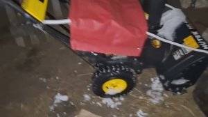 На снегоуборщике замерзают тяги, пружинки регулировки "газа", подачи топлива.