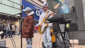 Леонардо Патрик играет на гитаре  в Манчестере на МАРКЕТ-СТРИТ # дети # гитара #  Leonardo Patrick #