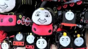 Паровозики маленькие и большие чёрного цвета ищут друг друга.Вставляем батарейки.#дети#видеодлядетей