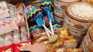 Новинки в супермаркете Да. Показал самый большой Киндер сюрприз в мире.