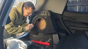 Установка сабвуфера DL Audio Anaconda 10