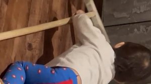 пытается вытащить кошку,,😀