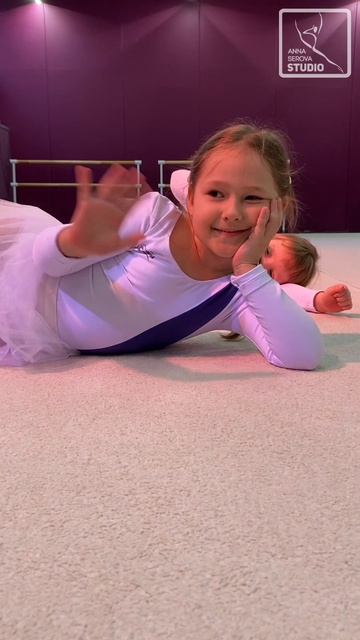 Никакой смысловой нагрузки, просто Малышки 2  передают всем привет 👋🏻🥰