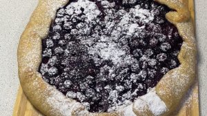 Постная галета с черной смородиной.