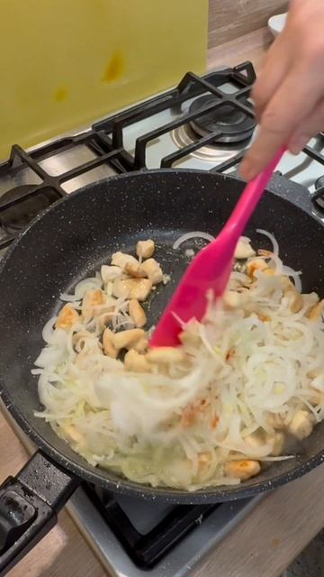 Курица с луком и картошкой 500 гр картошка  300 гр куриное филе  3 лук Растительное масло и слив