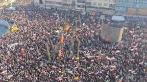 👍Несмотря на бомбежки Иранцы собираются на огромные митинги в поддержку Нового Верховного Лидера.