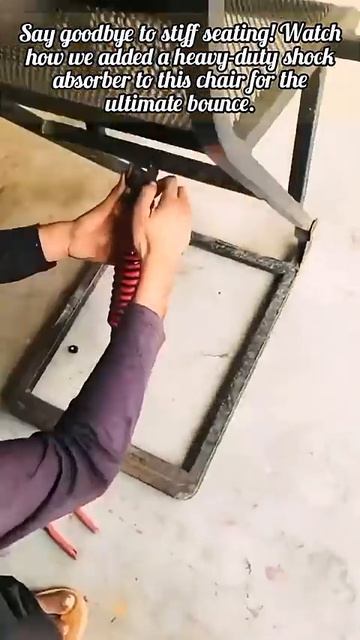 Преобразите свой старый стул с помощью мотоциклетных амортизаторов