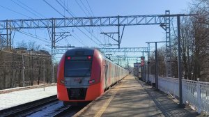 ЭС2Г 027/022 "Ласточка" сообщением Выборг - Санкт-Петербург, следует через станцию Ланская