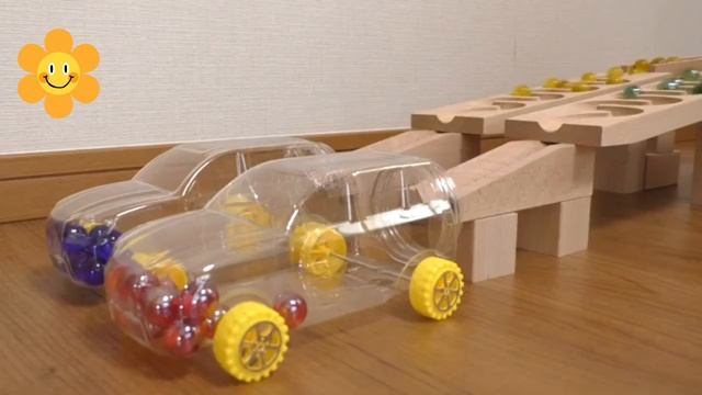 Залипательное видео для детей.Наполняем машинки разными шариками.Видеодлядетей. дети видеодлядетей