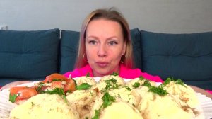 Мукбанг от Яны Хинкали магазинские , салат помидорный с зеленью. Еда вкуснота.